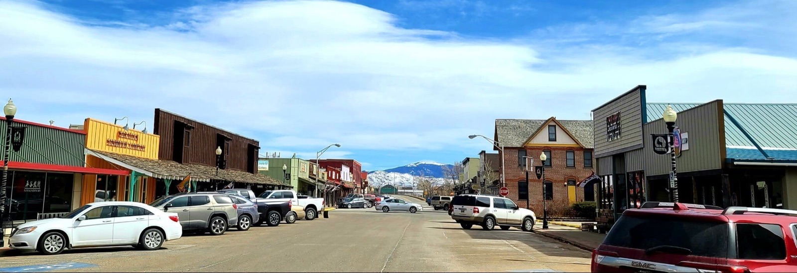 Downtown Saratoga's main street with the mountains in the distance
