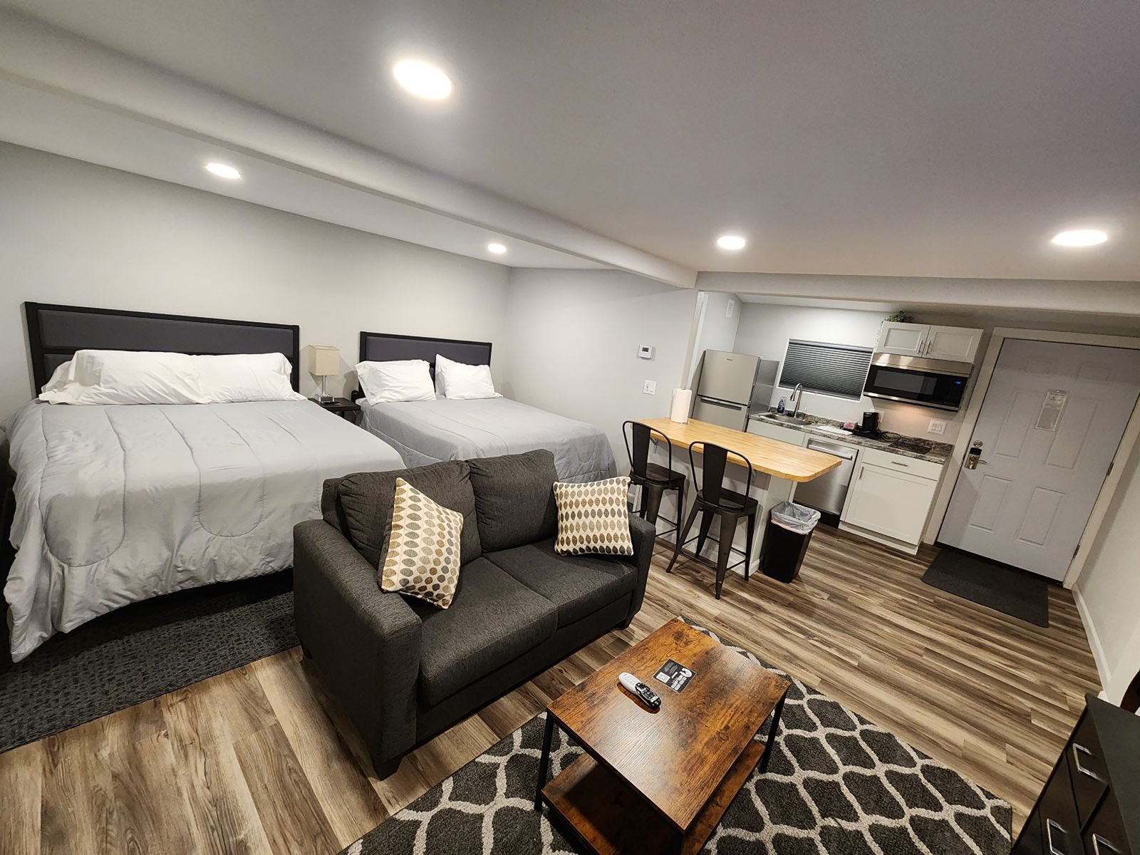 Deluxe Double Kitchenette living space