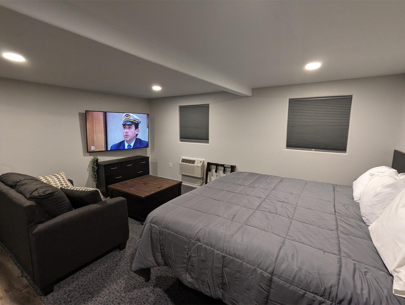 Deluxe King Kitchenette bed and seating area