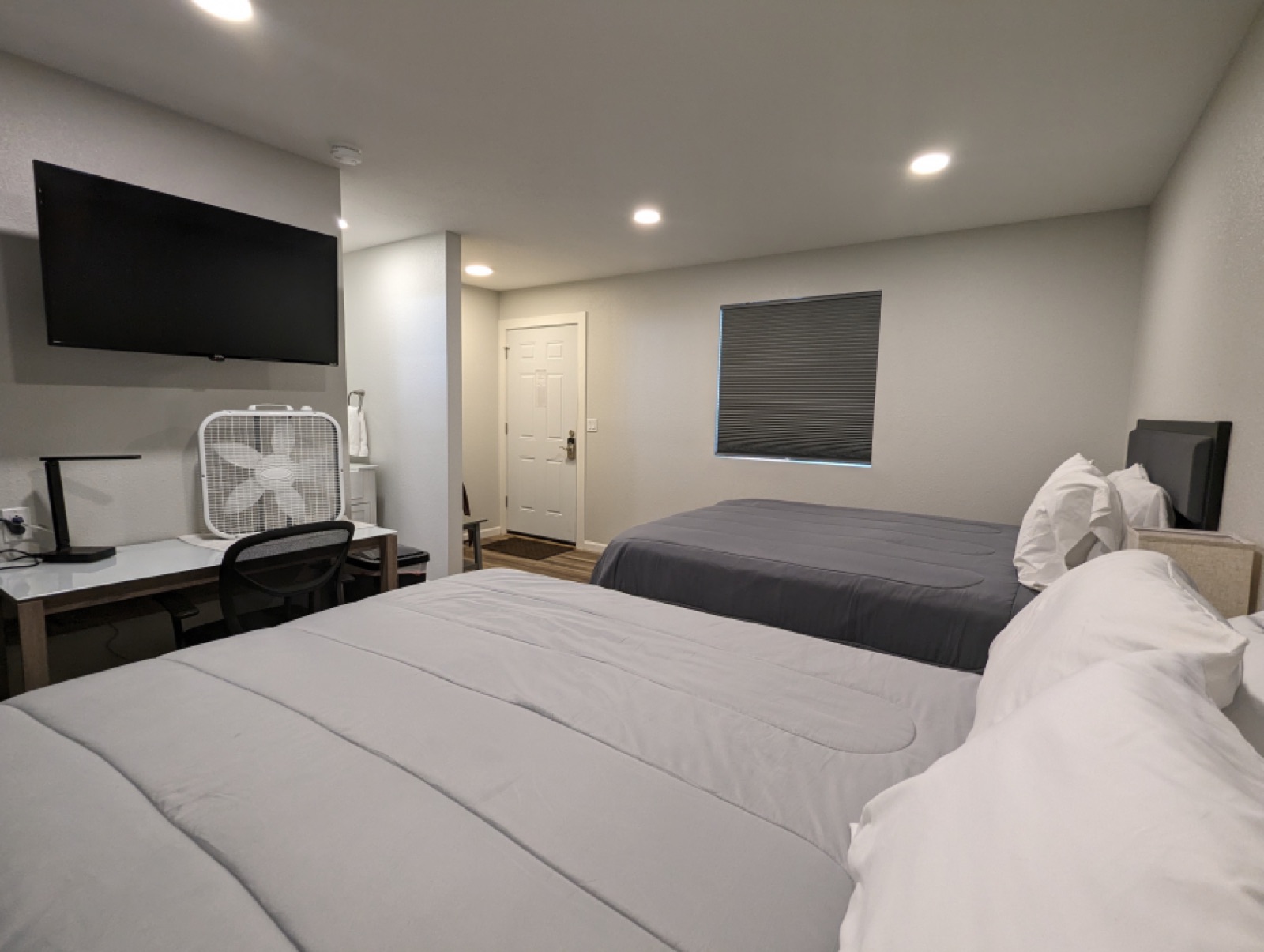 Double Deluxe Room beds and desk